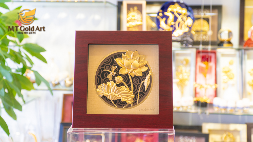Tranh hoa sen mạ vàng trang trí nội thất thuần túy hồn Việt
